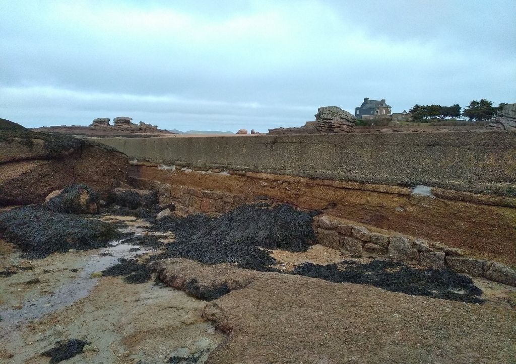 chantier sur le porte de tregastel dans les cotes-d'armor