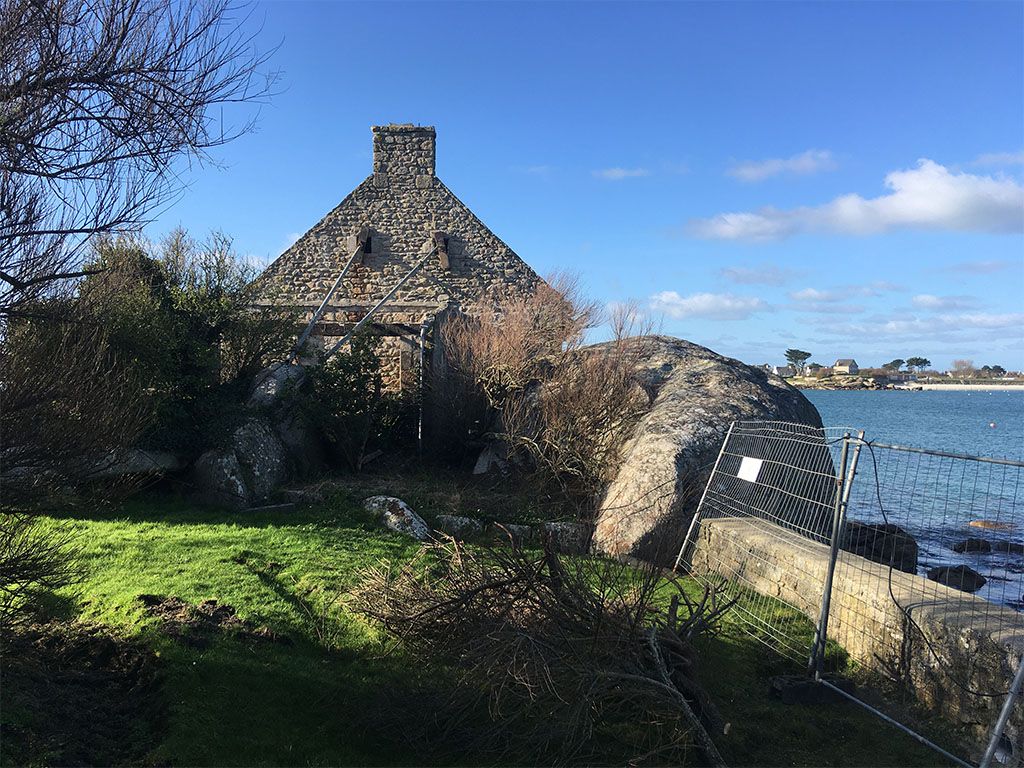 vue sur une maison en bord de mer