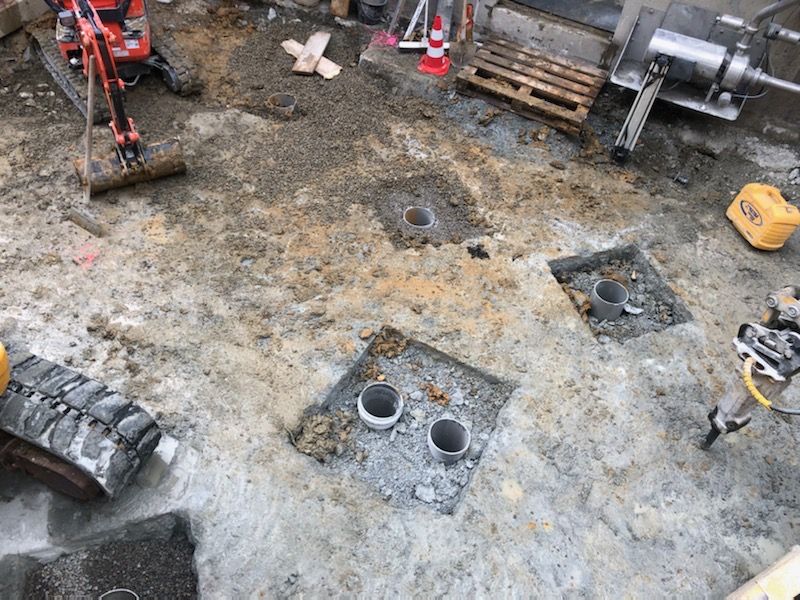 démolition de massifs en béton dans une usine